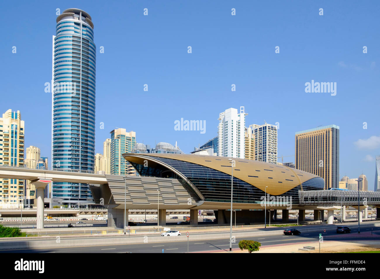 Elevata moderna stazione ferroviaria per Dubai sistema di metropolitana in Emirati Arabi Uniti Foto Stock