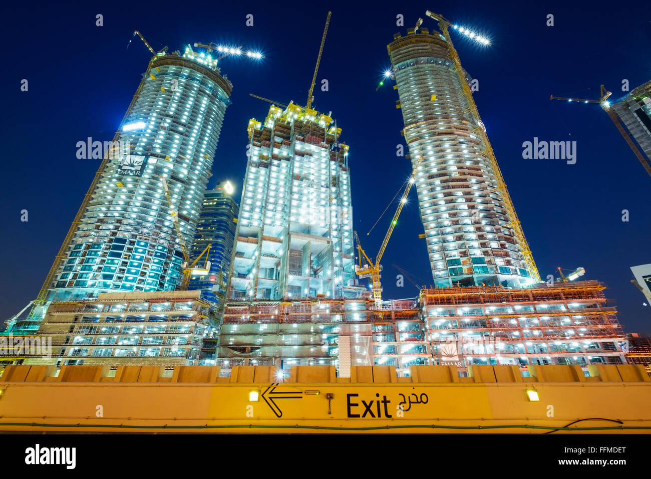 Vista notturna del cantiere del nuovo alto appartamento di lusso torri in Dubai Emirati Arabi Uniti Foto Stock