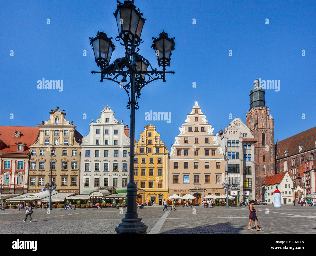 Polonia, Bassa Slesia, Wroclaw (Breslavia), le case patrizie di Wroclaw la piazza del mercato di zona pedonale e Santa Elisabetta la Chiesa Foto Stock