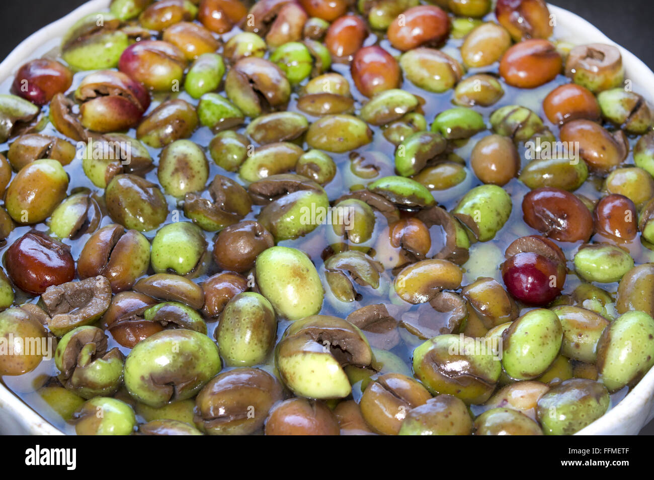 Realizzazione di green olive in un frantoio Foto Stock