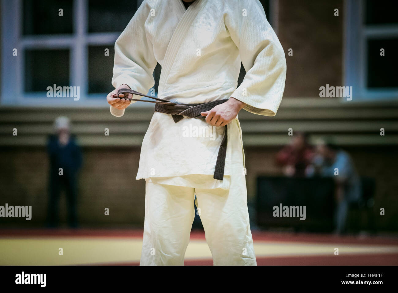 Closeup giovani judoka cintura marrone per legare in kimono durante le  competizioni di judo Foto stock - Alamy