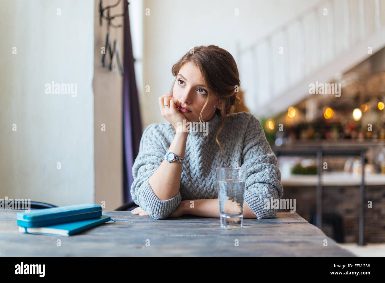 La donna in attesa di qualcuno in cafe Foto Stock