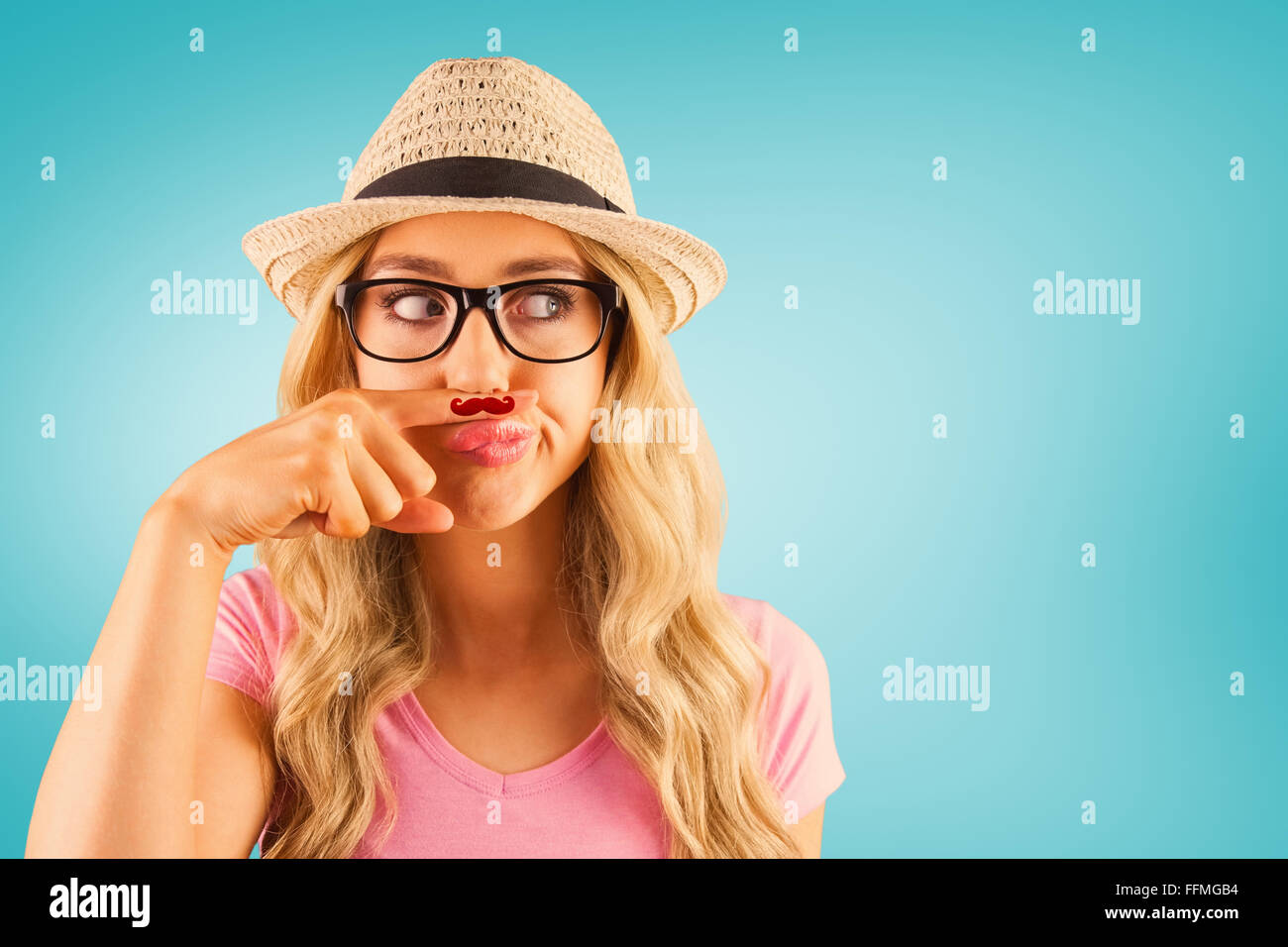 Immagine composita di una bella hipster avente un baffi finti Foto Stock