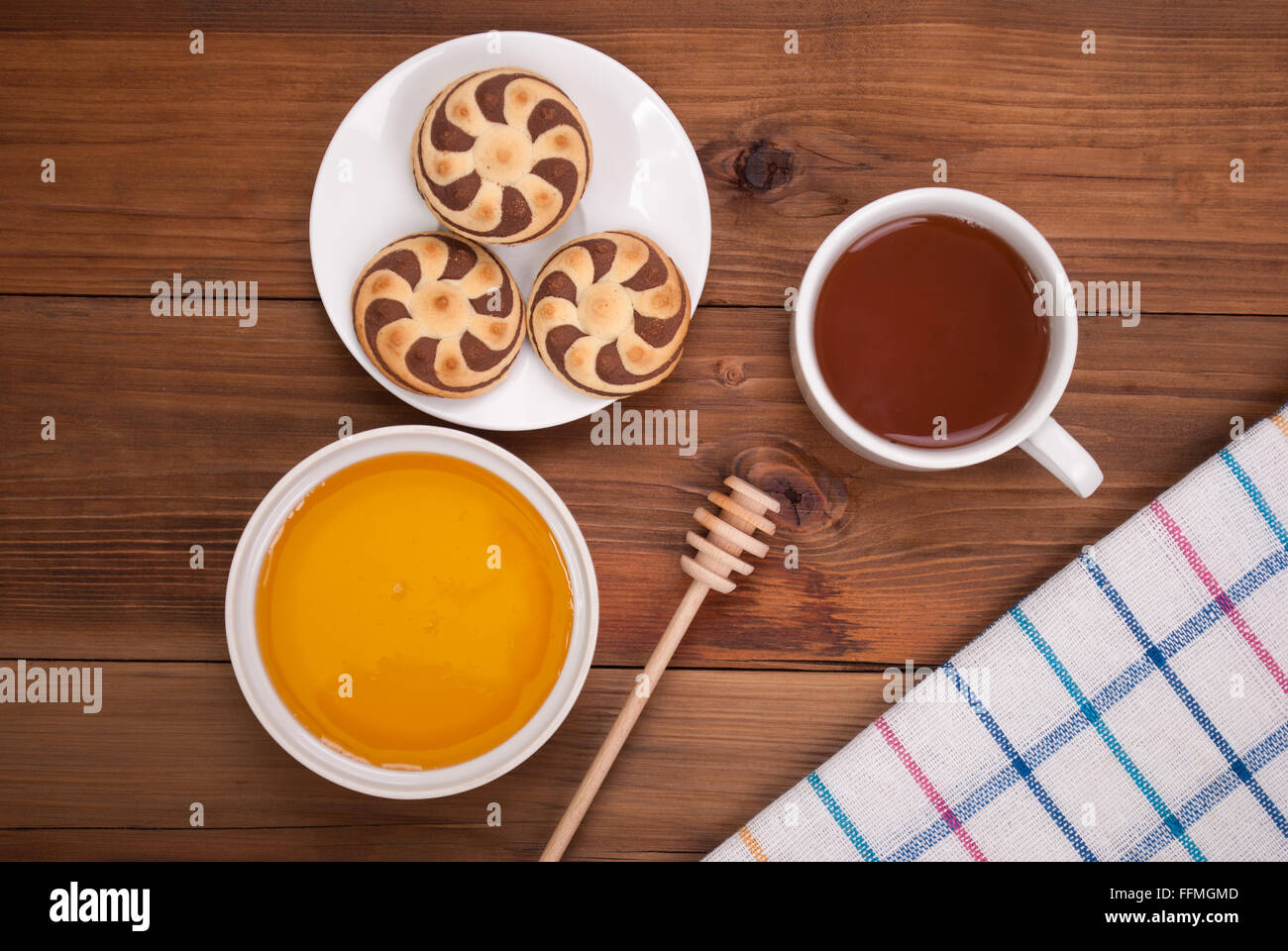 Tazza di tè miele i cookie su un tavolo di legno. Foto Stock