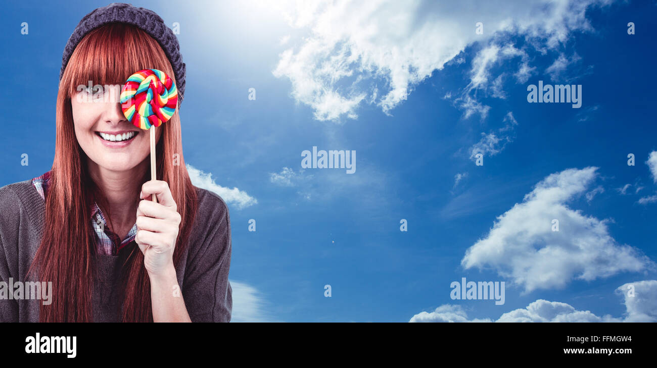 Immagine composita di sorridere hipster donna con un lecca-lecca Foto Stock