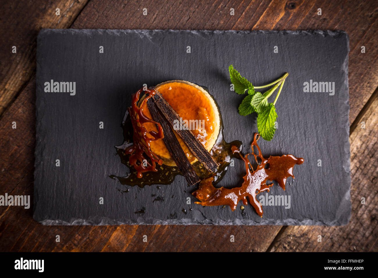 Vista superiore della crema dessert al caramello Foto Stock