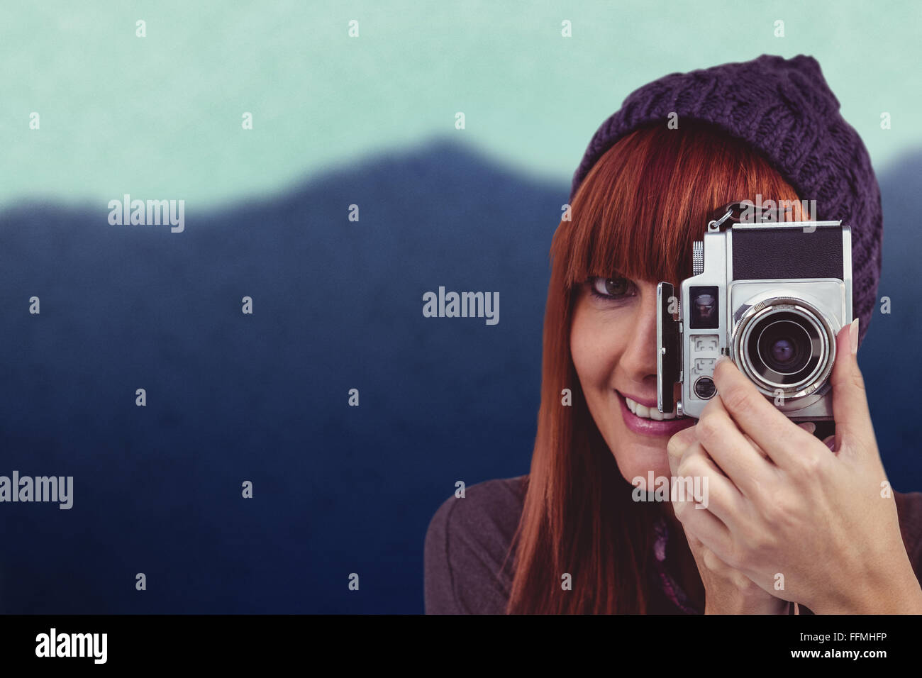 Immagine composita di sorridere hipster donna a scattare foto con una fotocamera retrò Foto Stock