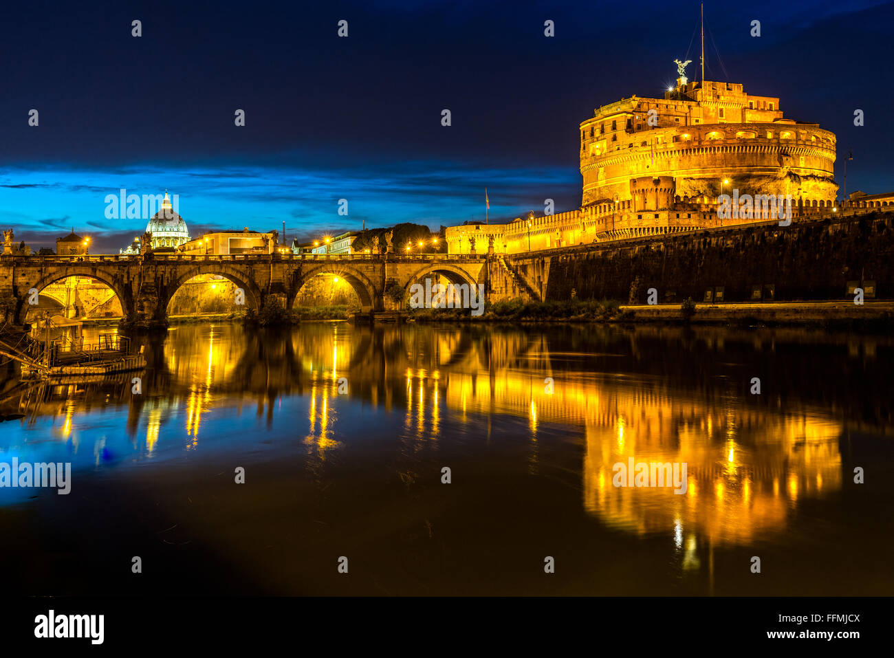 Roma, Castel Sant'Angelo, San Pietro e il Vaticano.Italia. Foto Stock