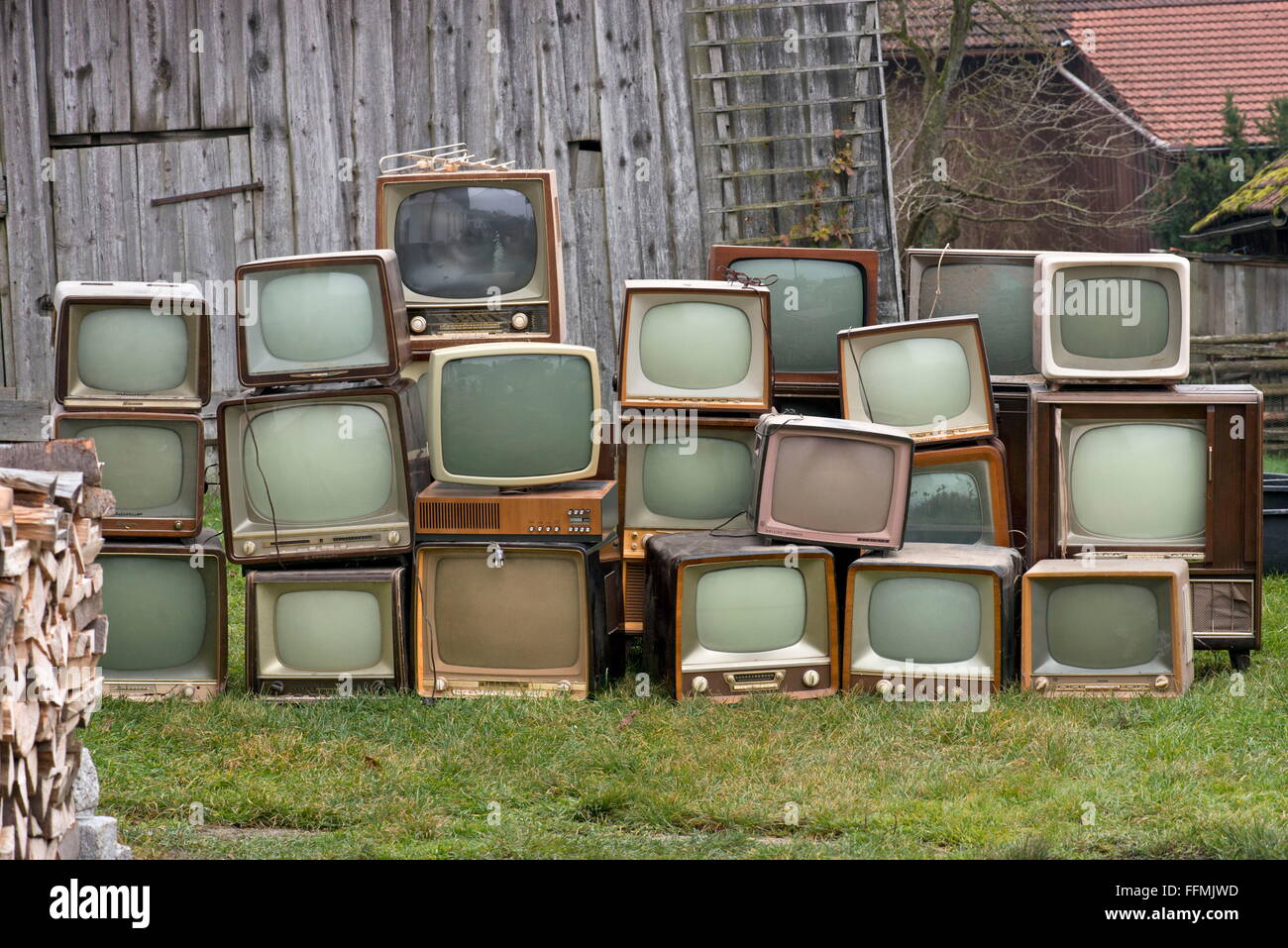 Trasmissione, televisione, vecchio televisore tedesco, stack nel prato, televisori di Neckermann, Saba, Graetz, Philips, Nordmende, Wega, dagli anni '50 e '60, diritti aggiuntivi-clearences-non disponibile Foto Stock