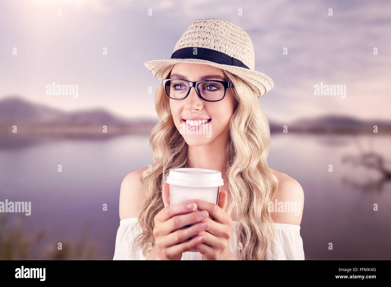 Splendida bionda sorridente hipster holding take-away cup Foto Stock