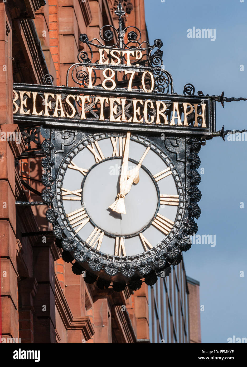 Orologio al di fuori del Belfast Telegraph edificio sul Royal Avenue, che è stato venduto per essere convertite in un hotel. Foto Stock