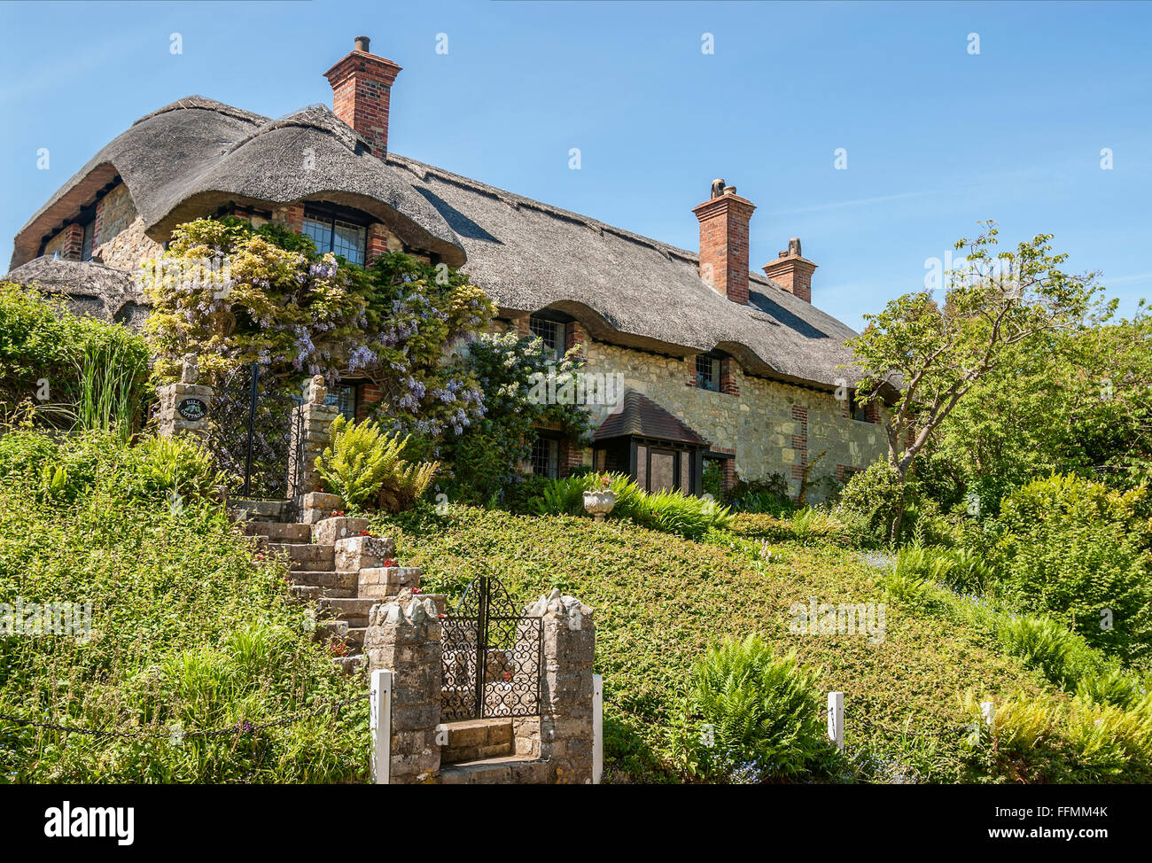 Tradizionale cottage con tetto di paglia presso il villaggio Godshill sull'Isola di Wight, Inghilterra sudorientale. Foto Stock