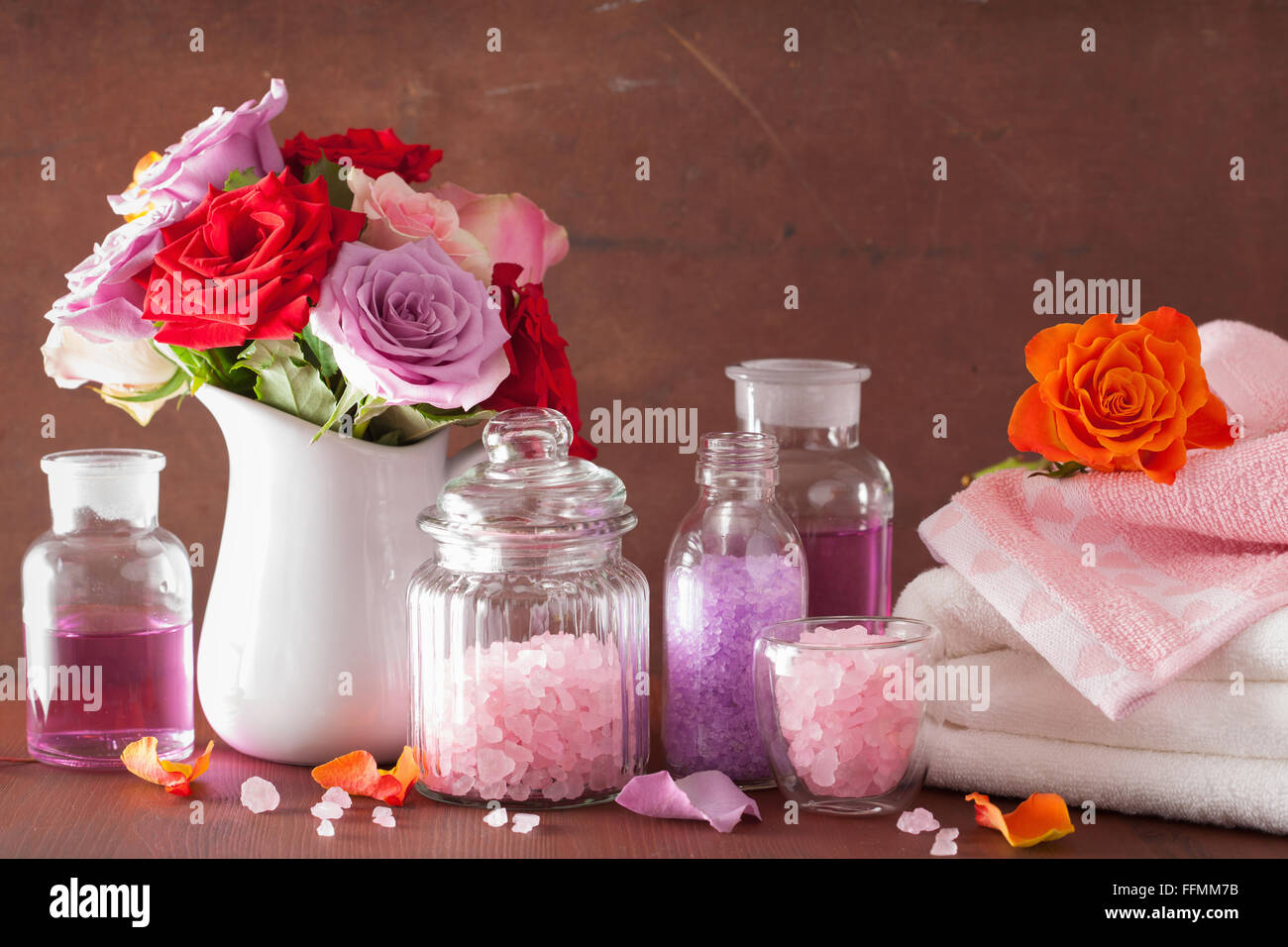 Aromaterapia spa con rose fiori olio essenziale sale Foto Stock