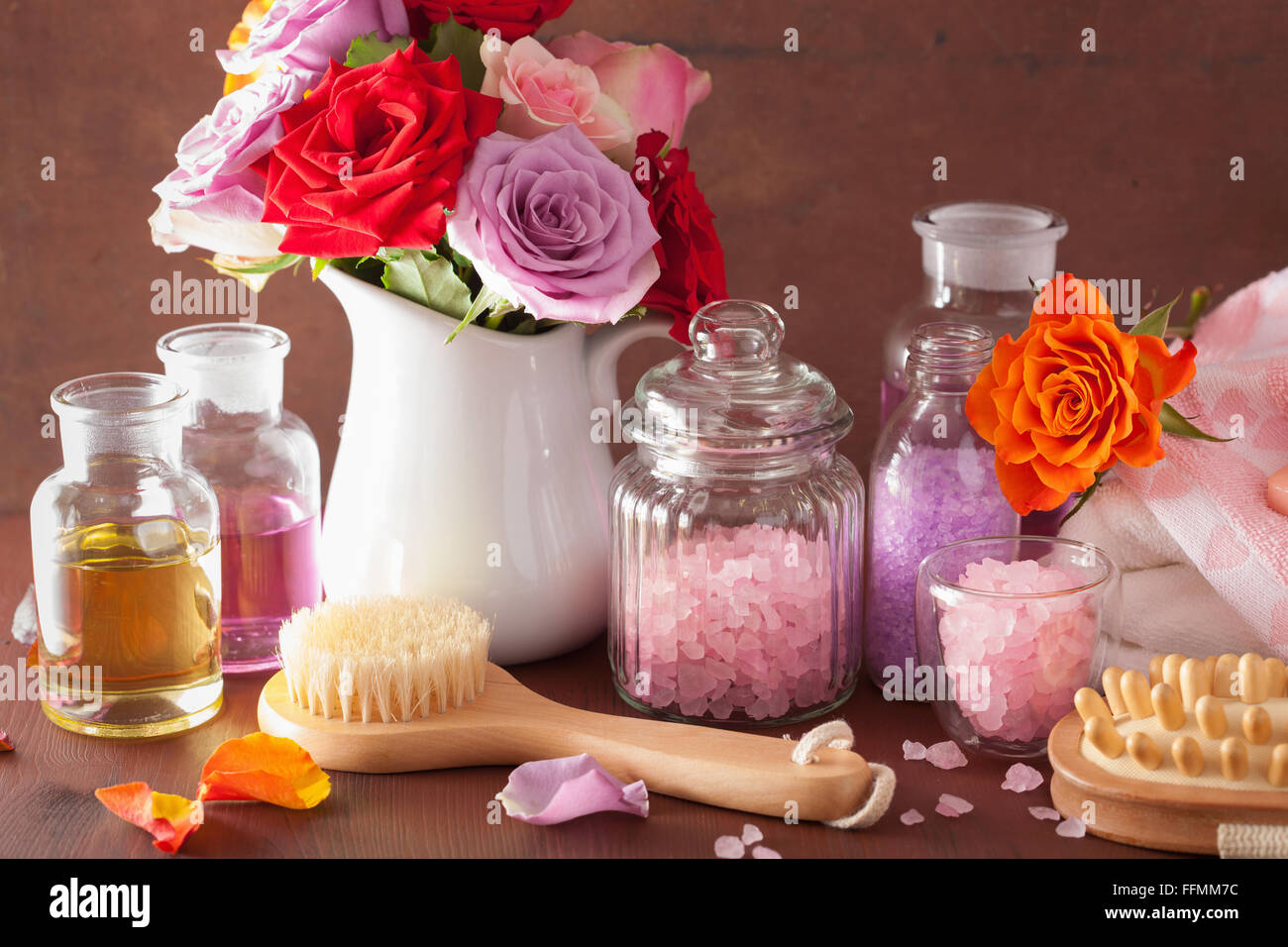 Aromaterapia spa con rose fiori olio essenziale sale Foto Stock