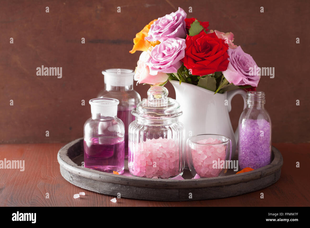 Aromaterapia spa con rose fiori olio essenziale sale Foto Stock