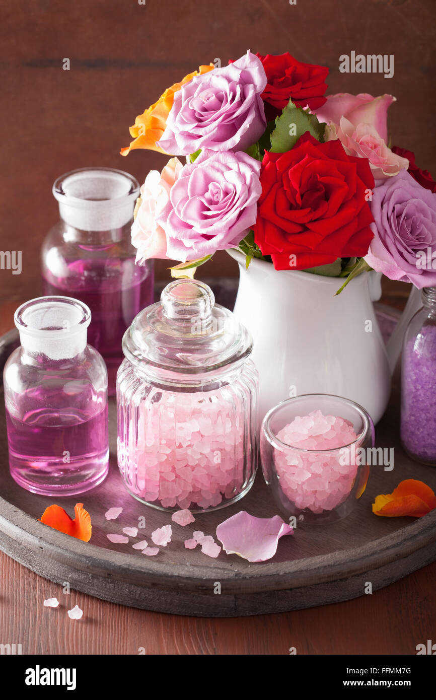 Aromaterapia spa con rose fiori olio essenziale sale Foto Stock