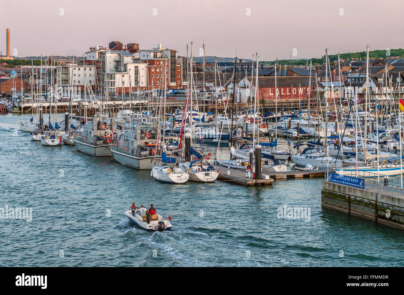 Vista sulla Cowes Marina all'Isola di Wight, Inghilterra meridionale Foto Stock