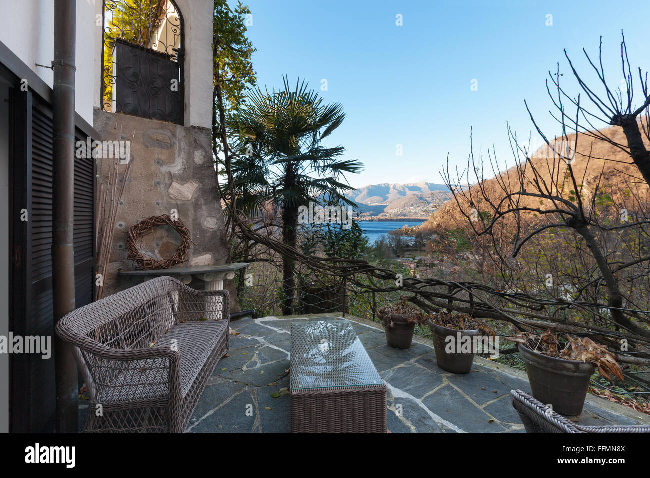 Casa bella terrazza con mobili da giardino, pietre per pavimentazione Foto Stock