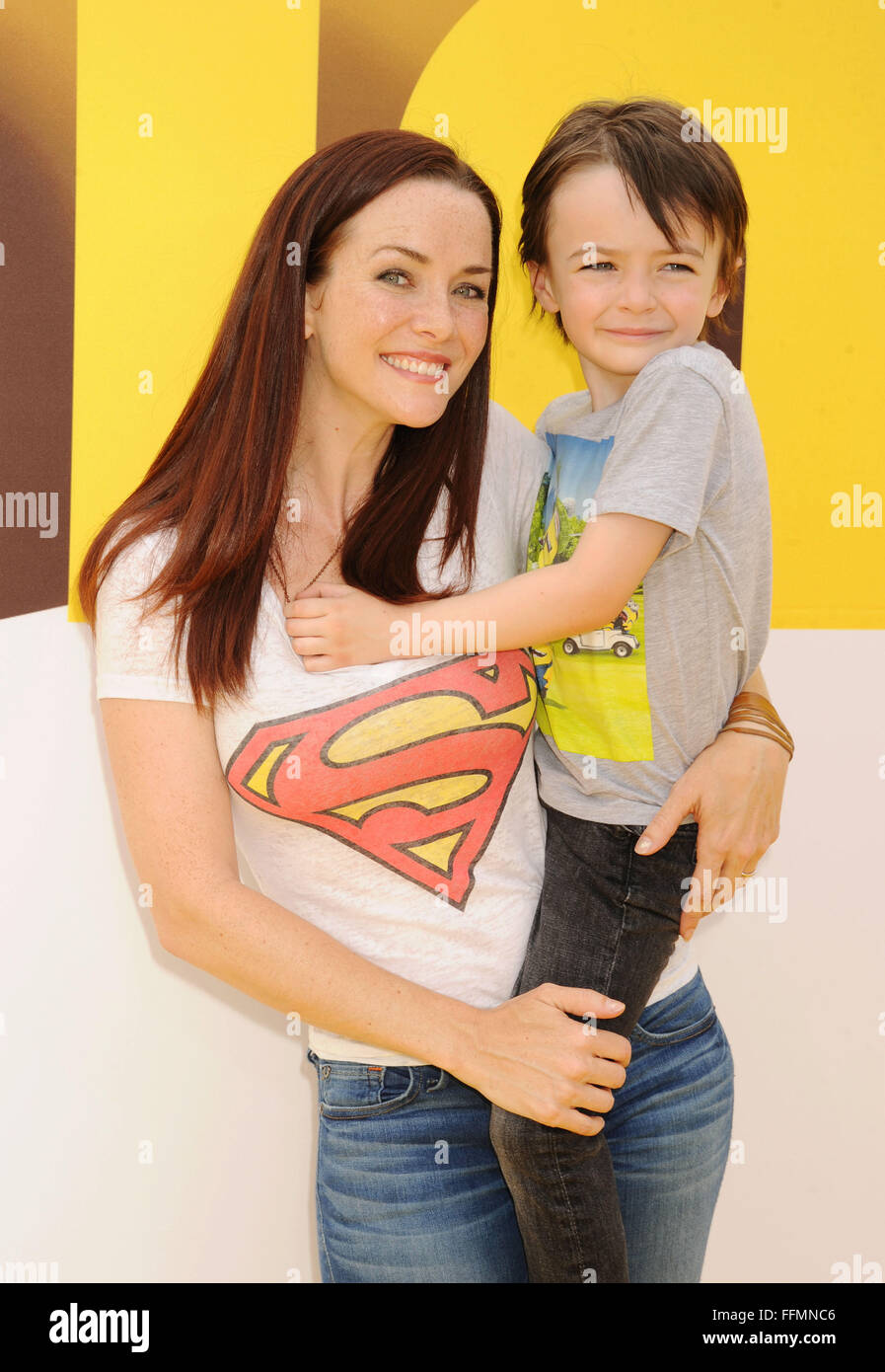 L'attrice Annie Wersching e il figlio Freddie Full arrivano alla prima edizione di Universal Pictures and Illumination Entertainment's 'inions' presso l'Auditorium del Santuario il 27 giugno 2015 a Los Angeles, California. Foto Stock