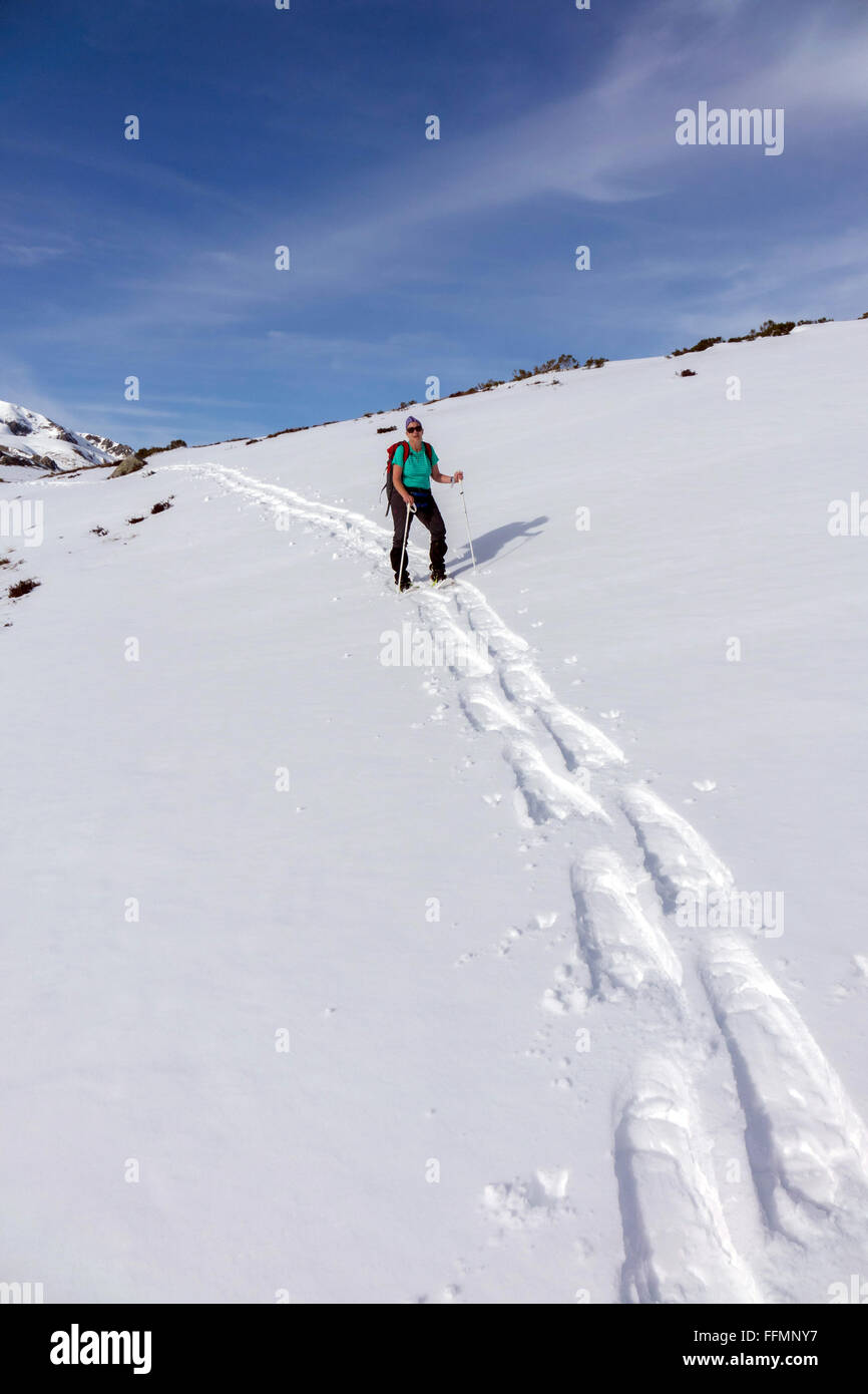 Femmina 50-60 con le racchette da neve in inverno Pirenei francesi Foto Stock