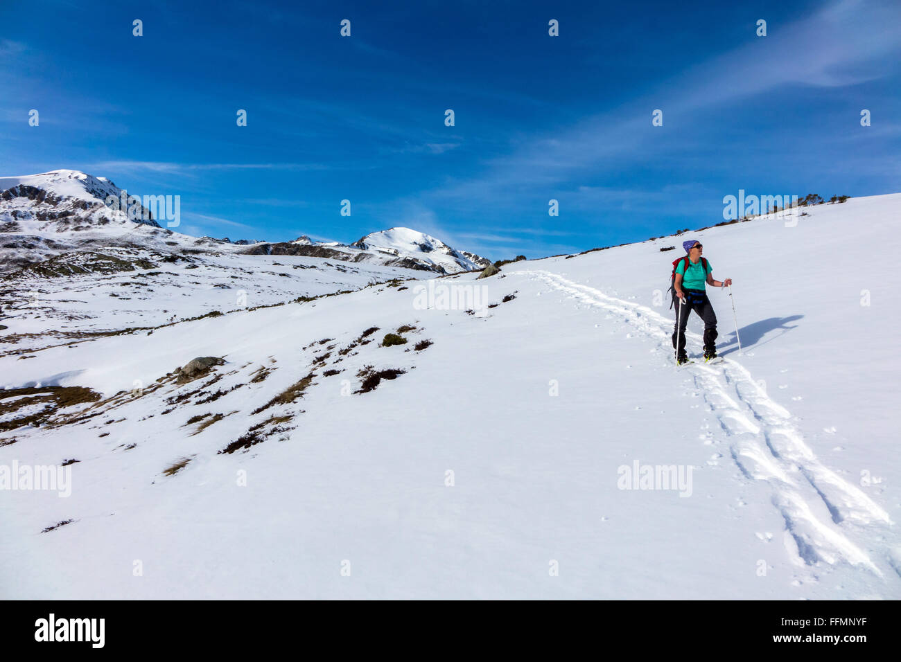 Femmina 50-60 con le racchette da neve in inverno Pirenei francesi Foto Stock