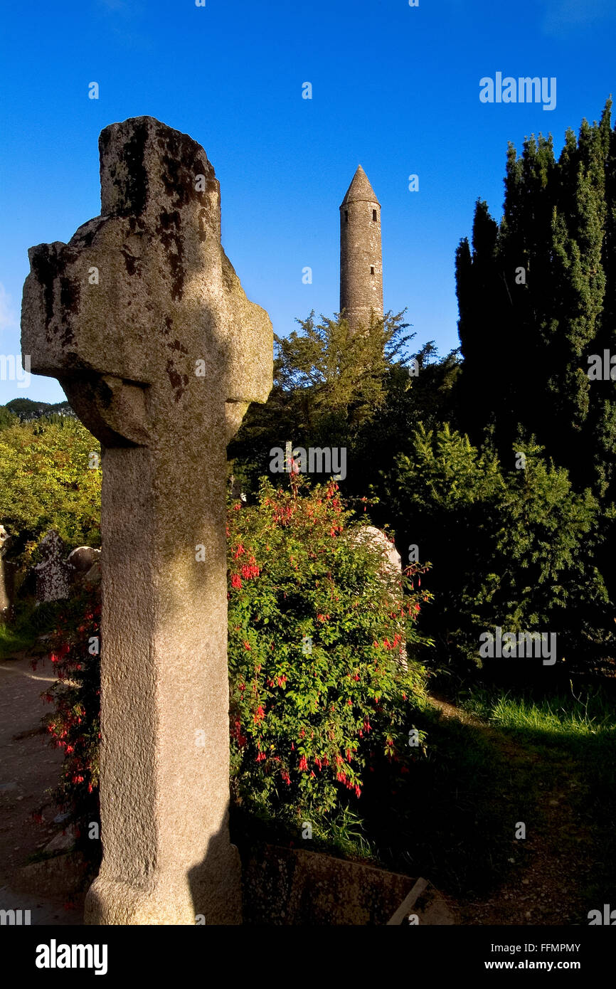 Croce alta torre rotonda Glendalough Wicklow Irlanda Foto Stock