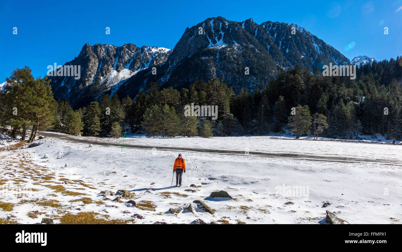 Femmina solitario escursionista in rosso con neve, Pont d'Espagne, Cauterets, Pirenei francesi Foto Stock