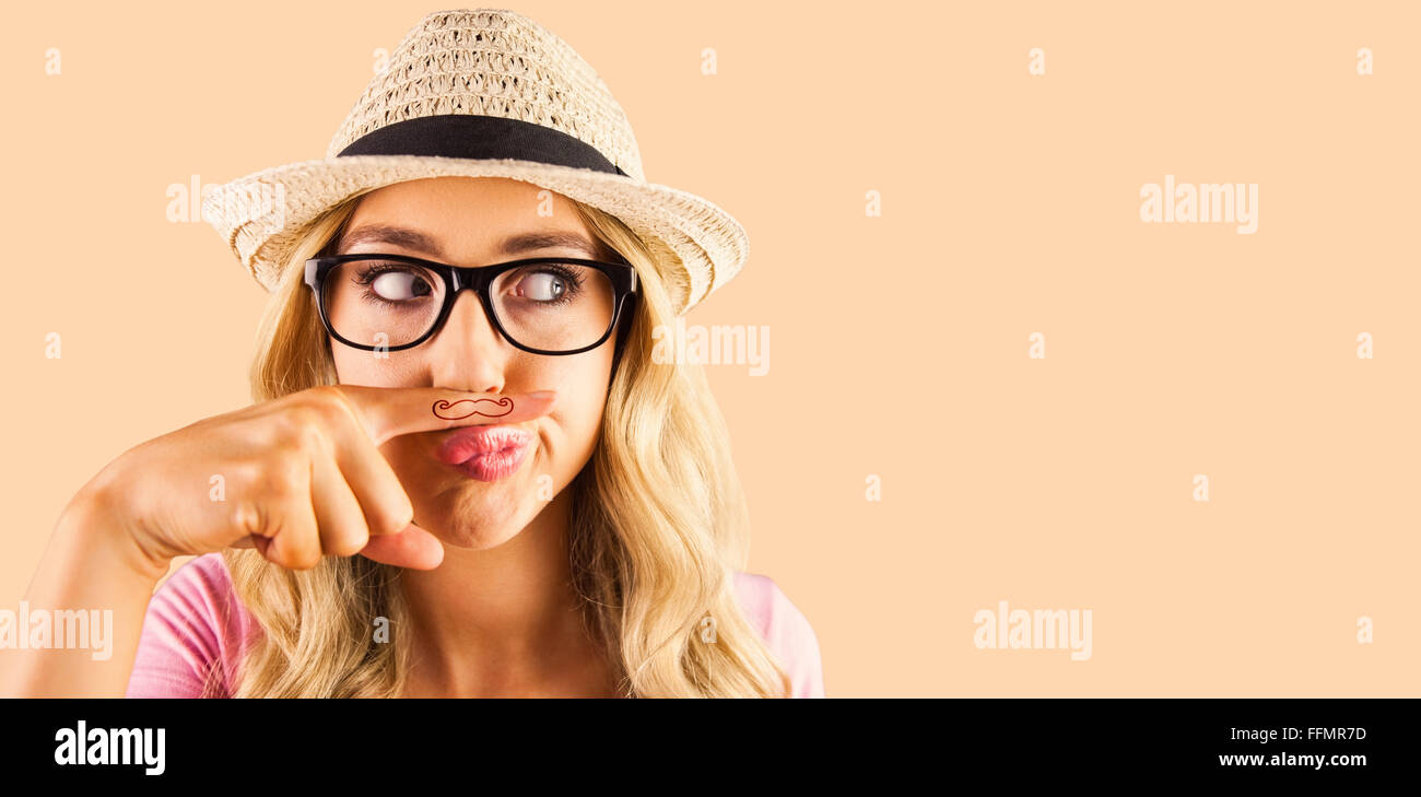 Immagine composita di una bella hipster avente un baffi finti Foto Stock