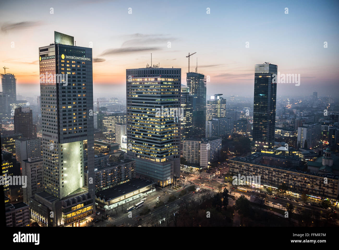 Da sinistra: InterContinental Hotel Varsavia Centro Finanziario, Spektrum Tower, Q22 e cosmopolita edificio del centro di Varsavia, Polonia Foto Stock