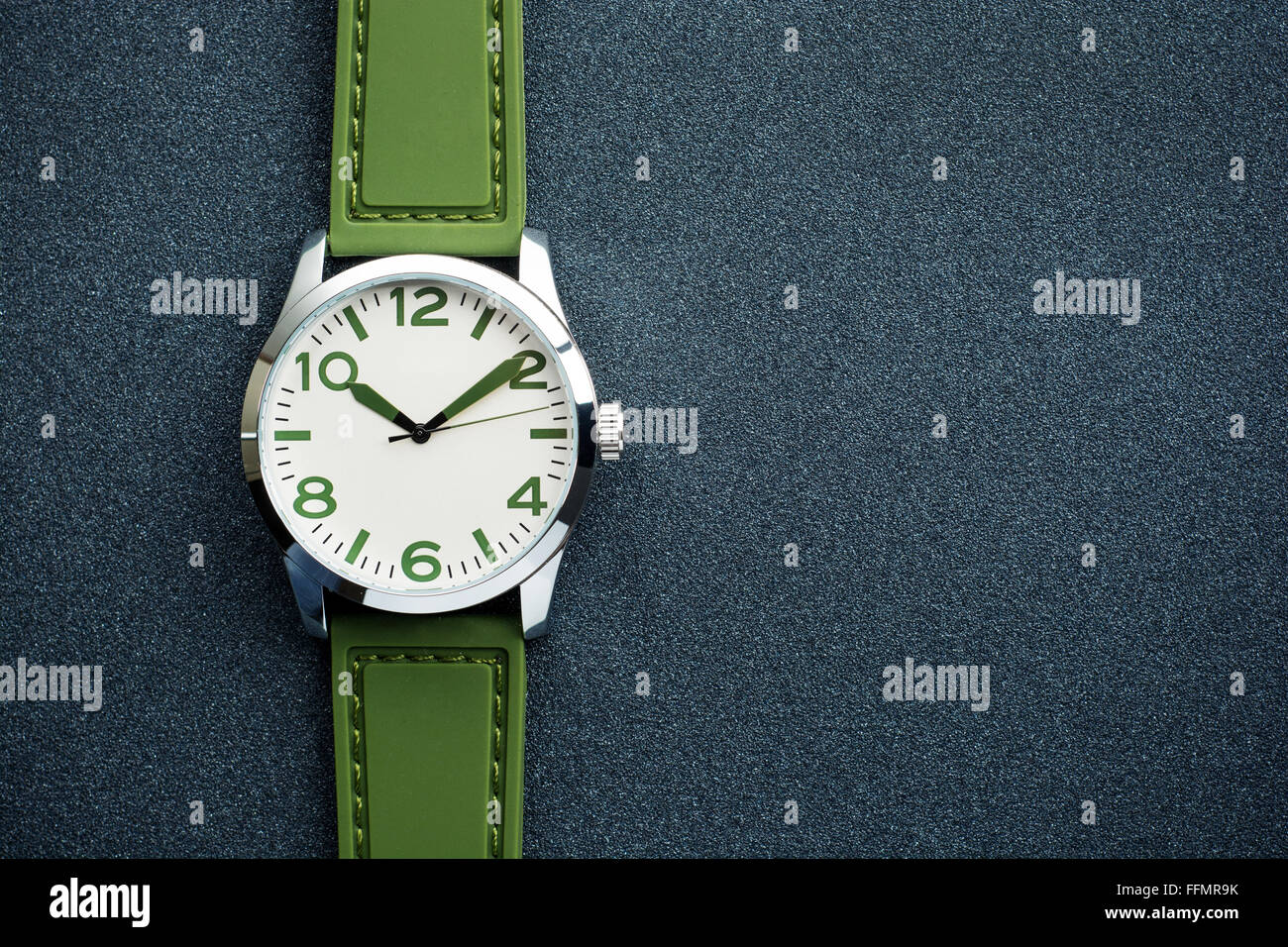 Primo piano uomini automatico orologio con polso verdi su sfondo scuro Foto Stock