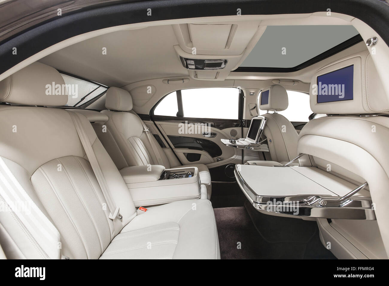 Per interni auto di lusso. Moderno e confortevole salone. Pulizia e  dettagliando car service Foto stock - Alamy