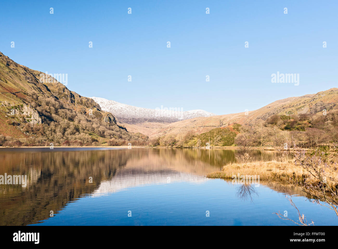 Llyn Gwynant Snowdonia Gwynedd North Wales UK.. acqua, lago, paesaggio. montagne, riflessioni. Foto Stock