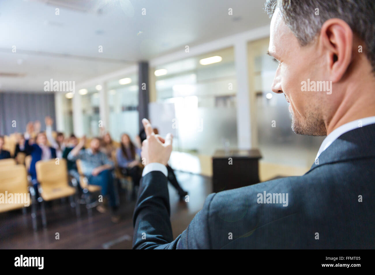 Primo piano di altoparlante rivolto al pubblico sulla conferenza di lavoro nella sala riunioni Foto Stock