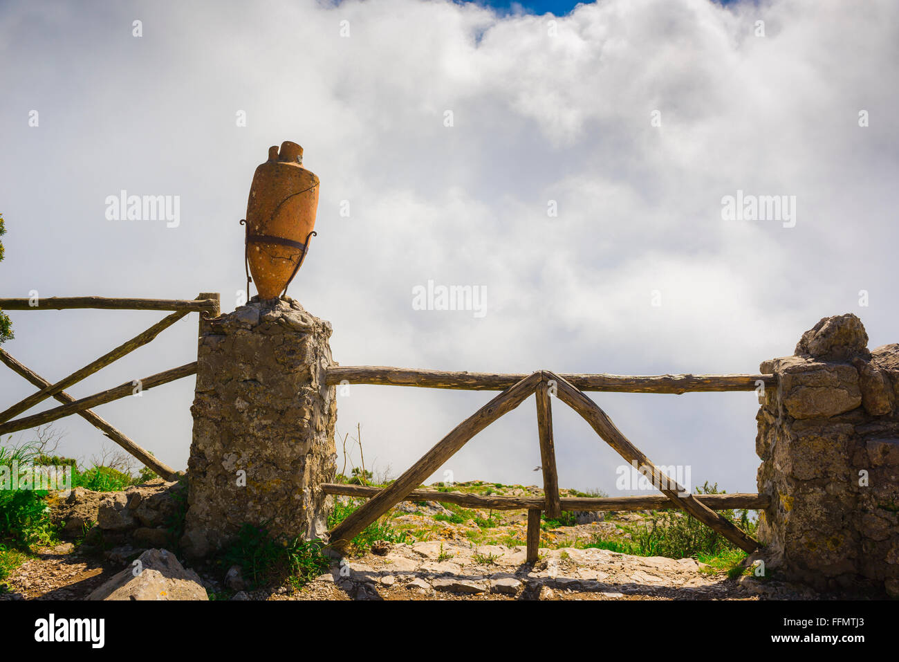 Recinzione nuvole di cielo, vista di una recinzione a Monte Solaro che offre protezione dal picco della scogliera che la soprende, isola di Capri, Campania, italia. Foto Stock