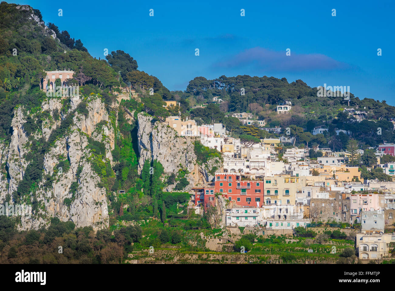 Capri città, vista in estate di edifici situati su una serie di alte colline nel mezzo dell'isola di Capri, Italia. Foto Stock