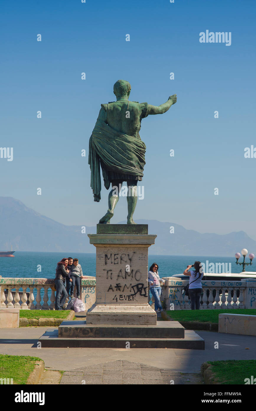 Baia di Napoli, che si affaccia sulla baia di Napoli i Giardini Pubblici popolare è un piccolo parco di Napoli da cui la gente fotografare la città, Italia. Foto Stock