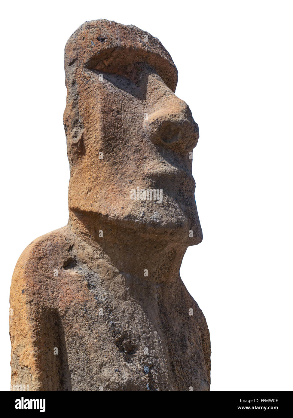 La scultura di un moai scolpito in pietra vulcanica dall isola di pasqua, Cile su sfondo bianco Foto Stock
