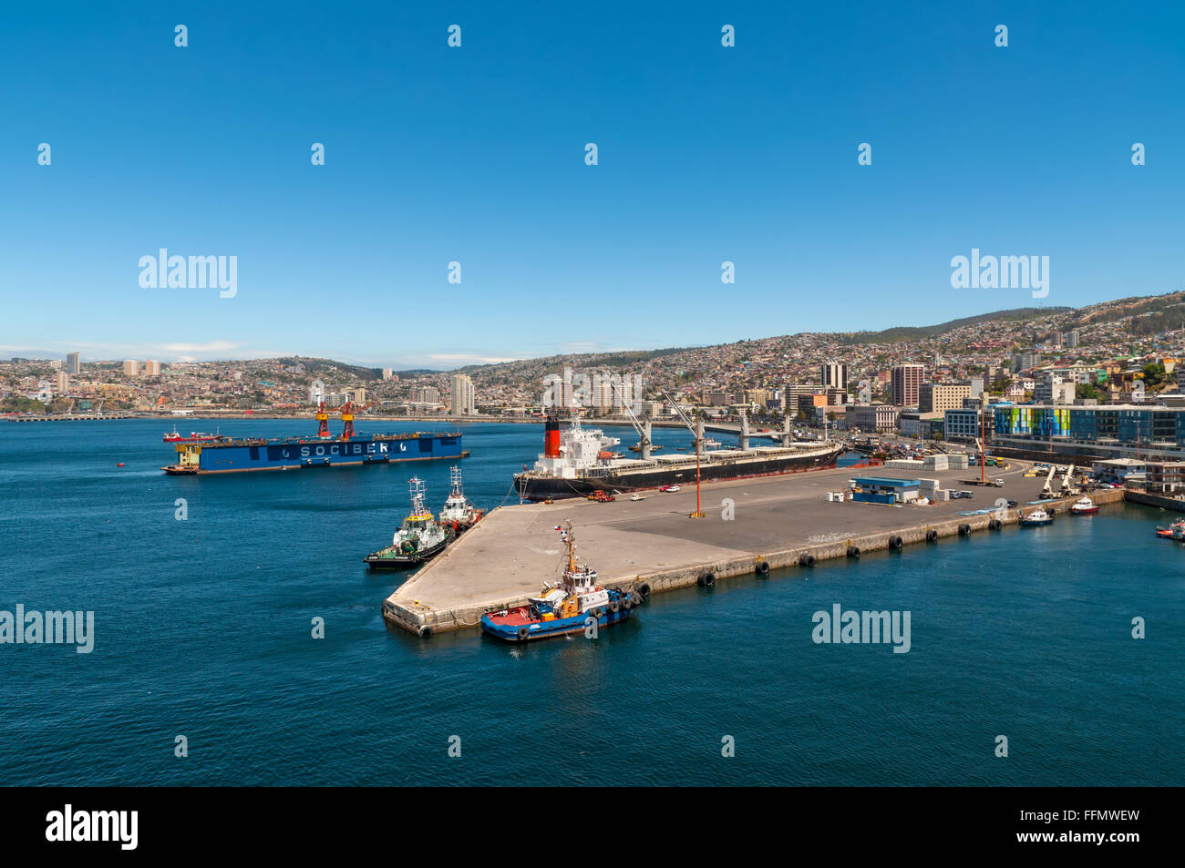 Vista panoramica per il cargo porta a mare e la zona residenziale della città di Valparaiso. Foto Stock