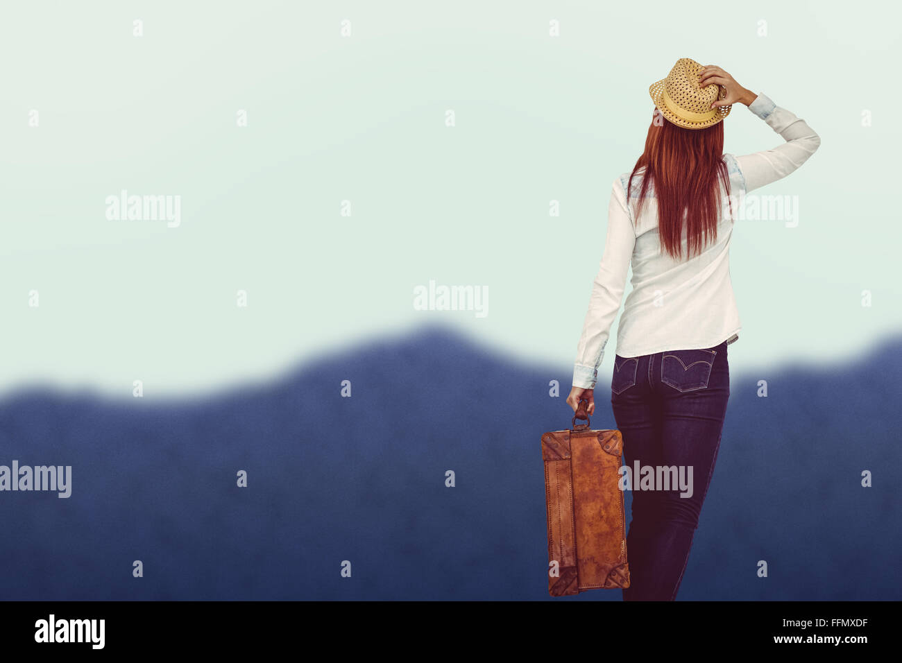 Immagine composita della vista posteriore del hipster donna valigia di contenimento Foto Stock