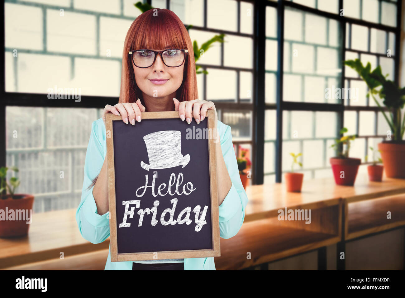 Immagine composita di sorridere hipster donna holding di Blackboard Foto Stock