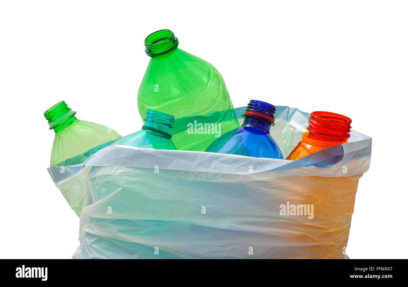 Sacco per rifiuti con bottiglie di plastica isolato su bianco Foto Stock
