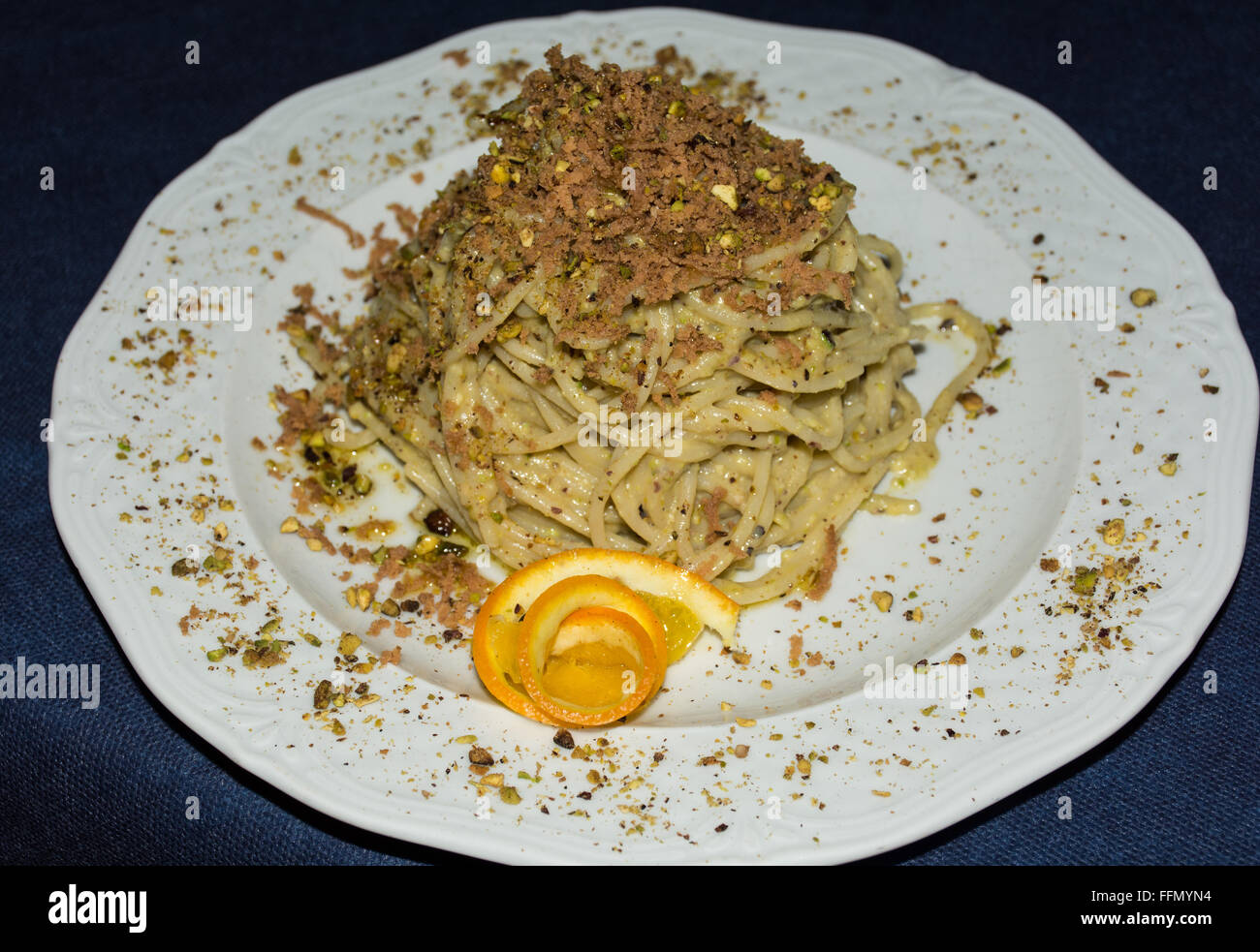 Piatto di Linguine con frutti di mare e pistacchi. Cucina tipica siciliana, la tradizione della dieta mediterranea. Foto Stock