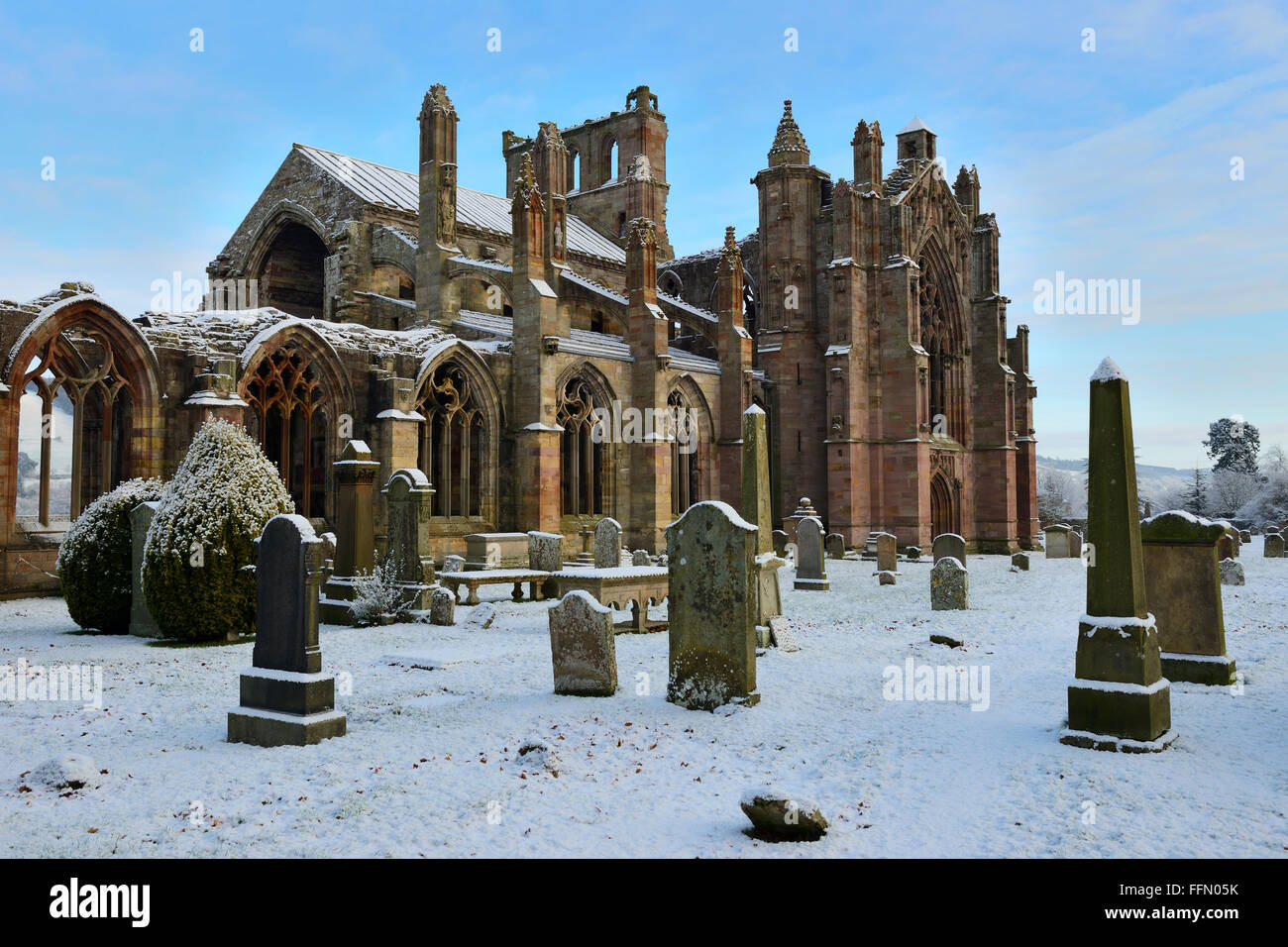 Rovine di Melrose Abbey a neve, Scottish Borders, Regno Unito Foto Stock