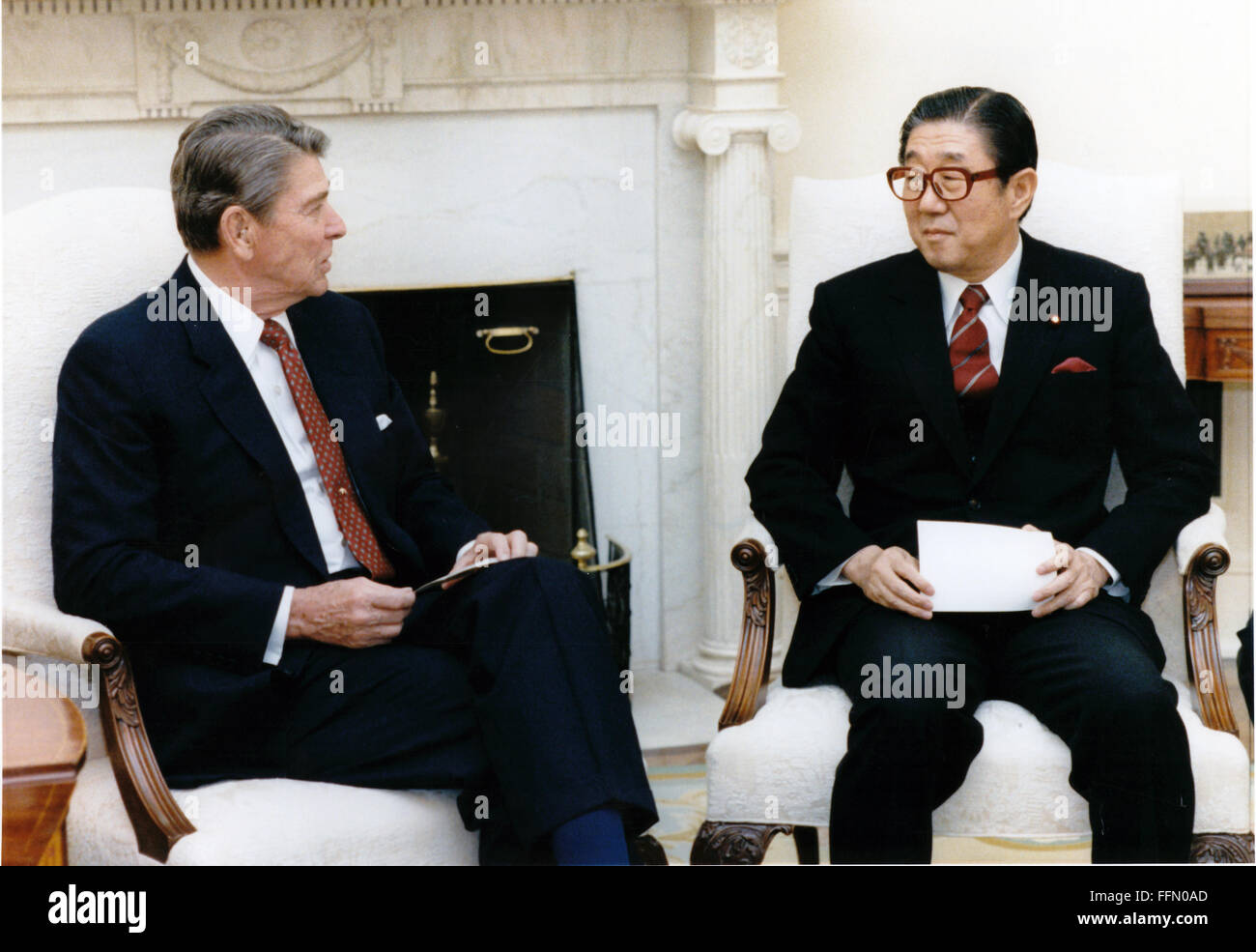 Washington, Distretto di Columbia, Stati Uniti d'America. Xii gen, 2010. Il Presidente degli Stati Uniti Ronald Reagan incontra Shintaro Abe, ex ministro degli Affari Esteri del Giappone nel Ovel ufficio della Casa Bianca su Martedì, 21 Aprile 1987.Mandatory Credit: Pete Souza - White House via CNP © Pete Souza/CNP/ZUMA filo/Alamy Live News Foto Stock