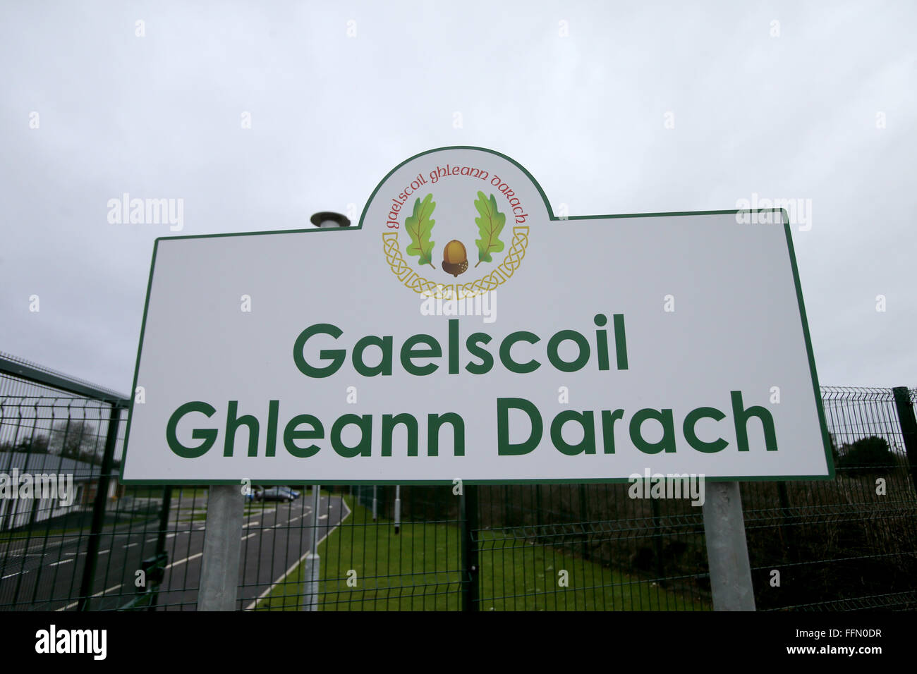 Irlandese (Gaeilge), a cui si fa riferimento anche come il gaelico o gaelico irlandese è una lingua Goidelic della famiglia indoeuropea di lingua di origine irlandese e storicamente parlato dal popolo irlandese. Irlandese è parlato come prima lingua da una piccola minoranza del popolo irlandese, e come una seconda lingua da un piuttosto ampio gruppo di non-madrelingua. Irish gode di uno status costituzionale come la nazionale e la prima lingua ufficiale della Repubblica di Irlanda, ed è una minoranza ufficialmente riconosciuta lingua in Irlanda del Nord. È anche tra le lingue ufficiali dell' Unione europea. L' organismo pubblico Foras n Foto Stock