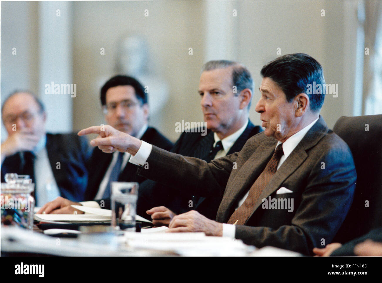 Washington, Distretto di Columbia, Stati Uniti d'America. 23 Nov 2009. Il Presidente degli Stati Uniti Ronald Reagan conduce la discussione nel corso di un Consiglio per la politica economica riuniti nel Cabinet Room Mercoledì, Dicembre 17, 1986. Inoltre mostrato, da sinistra: Dr. Beryl Sprinkel, Chairman, Presidente del Consiglio dei consulenti economici; U.S. Segretario di energia John Herrington; e U.S. Segretario del Tesoro James A. Baker, III.Credito: Pete Souza - White House via CNP © Pete Souza/CNP/ZUMA filo/Alamy Live News Foto Stock