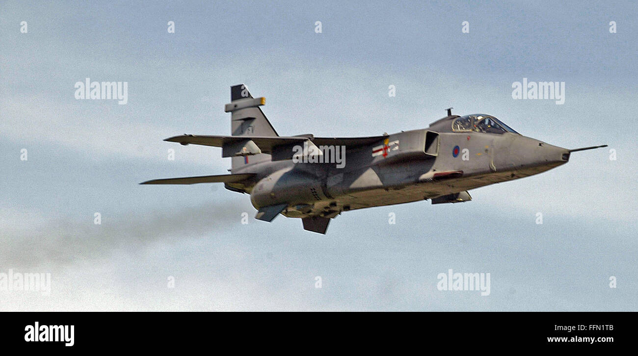 La SEPECAT Jaguar è un getto anglo-francese attacco aereo, originariamente usato dalla Royal Air Force britannica e francese Air Force nel chiudere il supporto aereo e sciopero nucleare ruolo, e ancora in servizio con la forza aerea indiana. Originariamente concepito negli anni sessanta come un jet trainer con una massa di luce capacità di attacco, il requisito per l'aeromobile presto cambiato per includere le prestazioni supersonico, ricognizione e Tactical Strike nucleare ruoli. Un carrier-based variante è stato previsto anche per servizio francese, ma questo è stato annullato in favore del più economico Dassault Super Étendard. Le cellule di noi Foto Stock