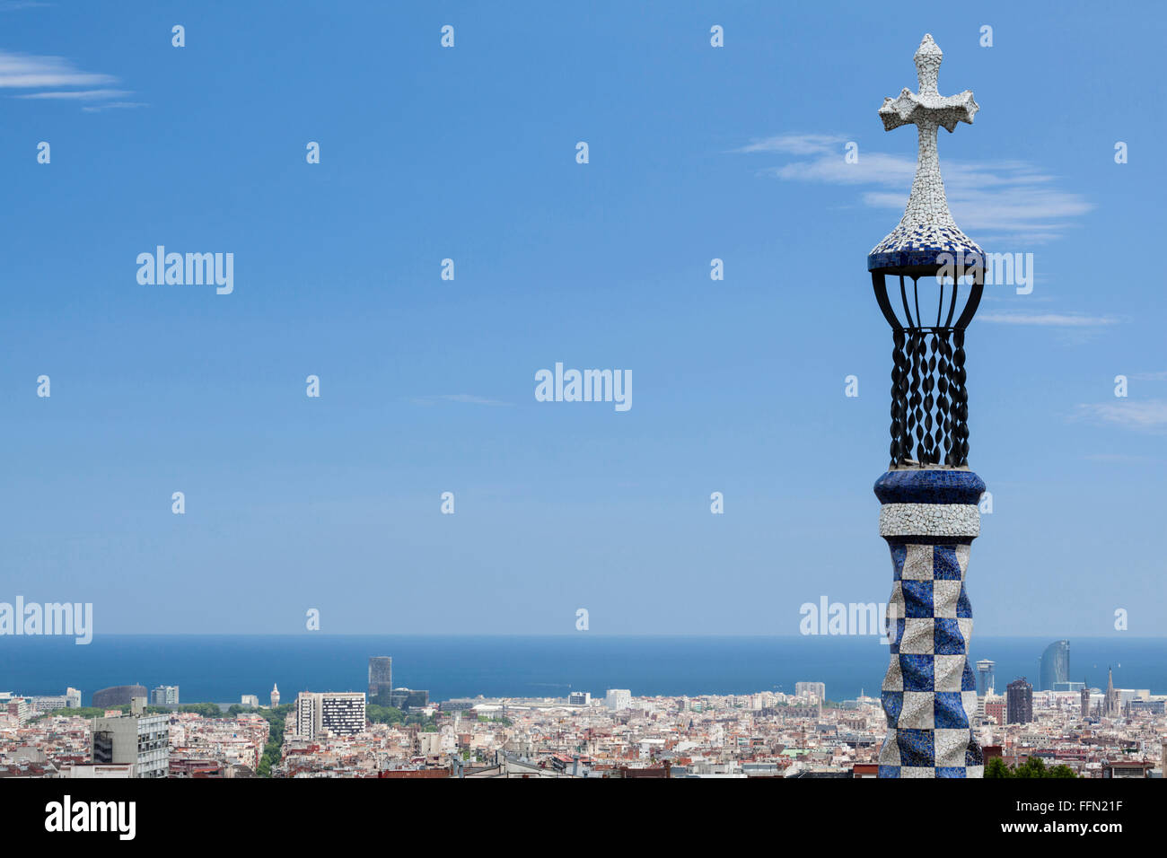 Hyberboloid Torre del Parco Guell con paesaggio urbano di Barcellona, in Catalogna, Spagna. Foto Stock