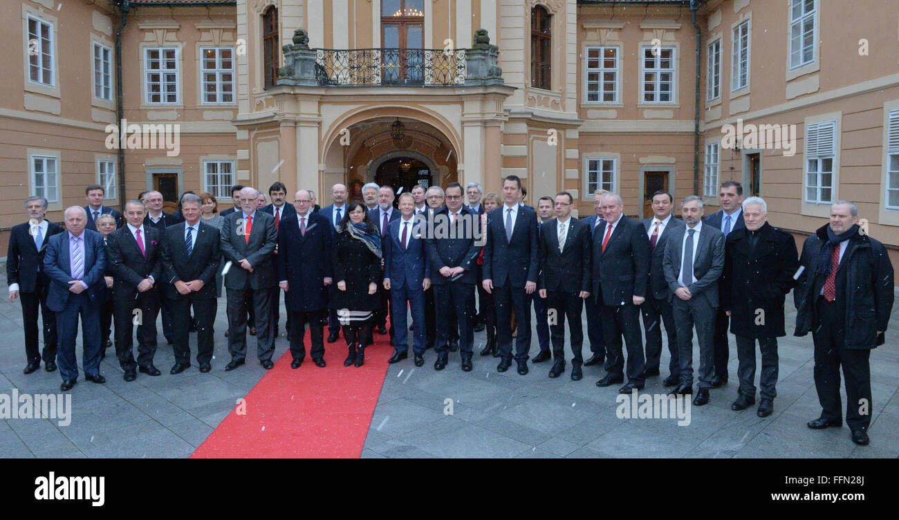 Kamenice, Repubblica Ceca. Xvi Feb, 2016. Inizio della riunione dei funzionari di Visegrad quattro (V4) di paesi ha avuto luogo presso il castello di Stirin in Kamenice, nei pressi di Praga Repubblica Ceca, febbraio 16, 2016. © Michal Dolezal/CTK foto/Alamy Live News Foto Stock