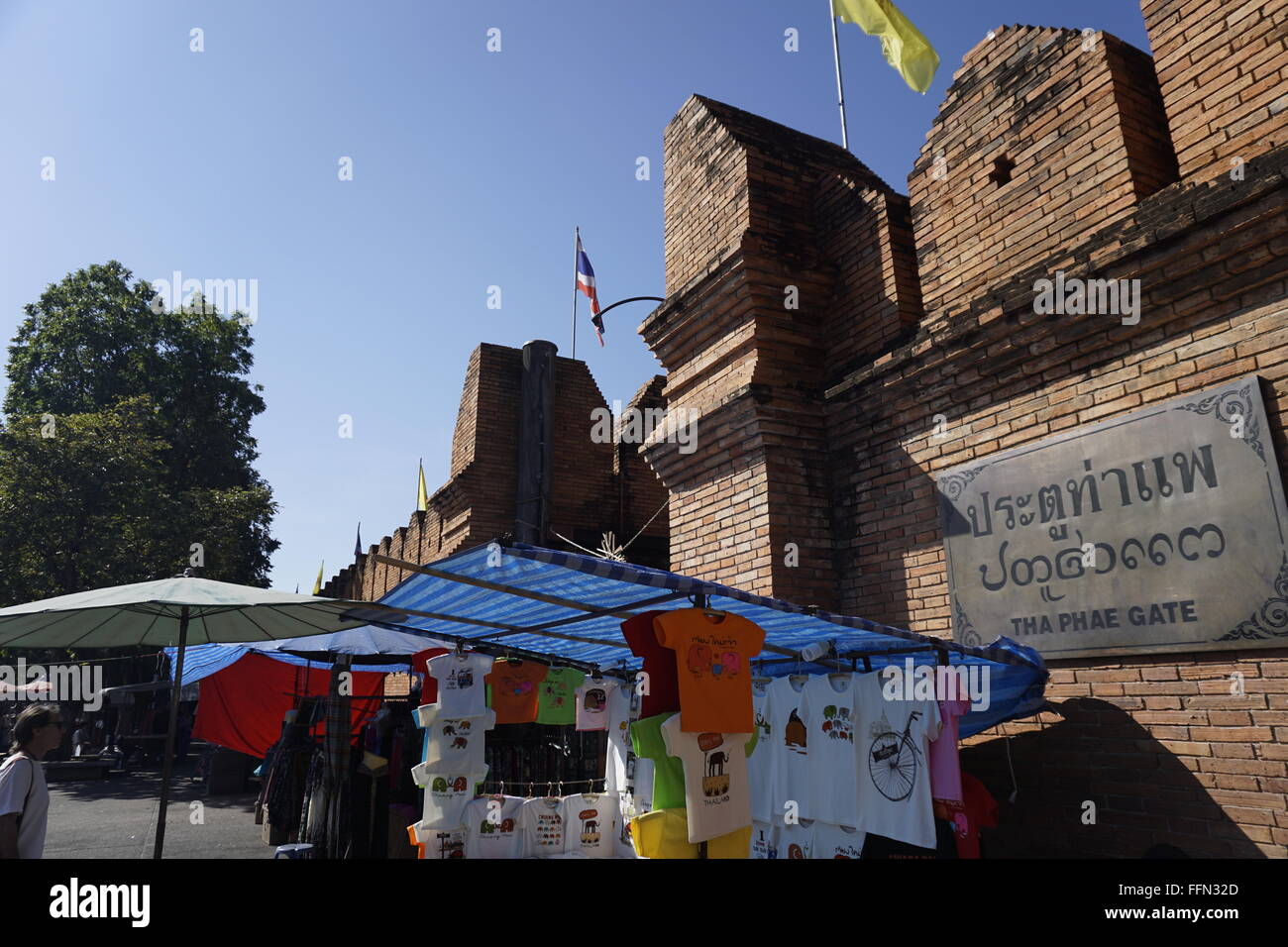 Tha Pae Gate, dell'ingresso orientale della città vecchia presso il fossato che circonda la città vecchia di Chiang Mai, Thailandia. Foto Stock